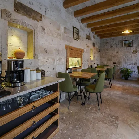 Escape Cave Hotel *