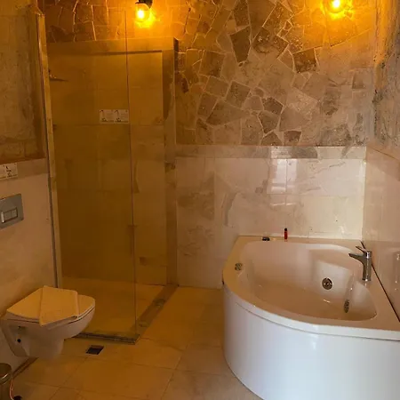 Escape Cave Hotel *